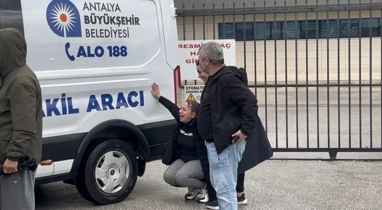 Dereye düşen araçtaki kadının cenazesi teslim alınırken "Gitme" feryadı yürekleri dağladı