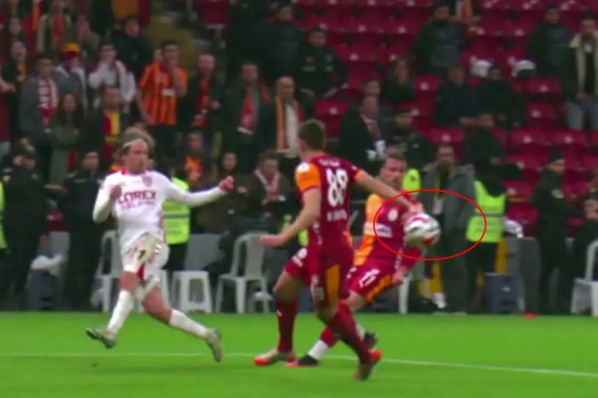 Penaltı mı değil mi? Ünlü yorumcular Türkiye'nin konuştuğu pozisyona son noktayı koydu