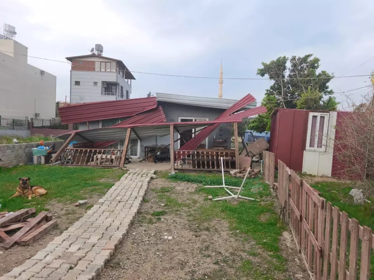 Hatay'da Kuvvetli Rüzgar Çatıları Uçurdu