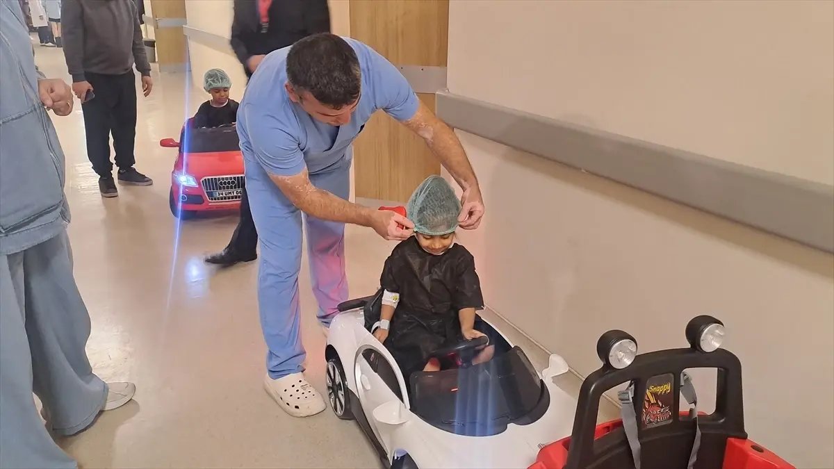 Sakarya'da çocuklar ameliyata akülü arabayla götürülüyor