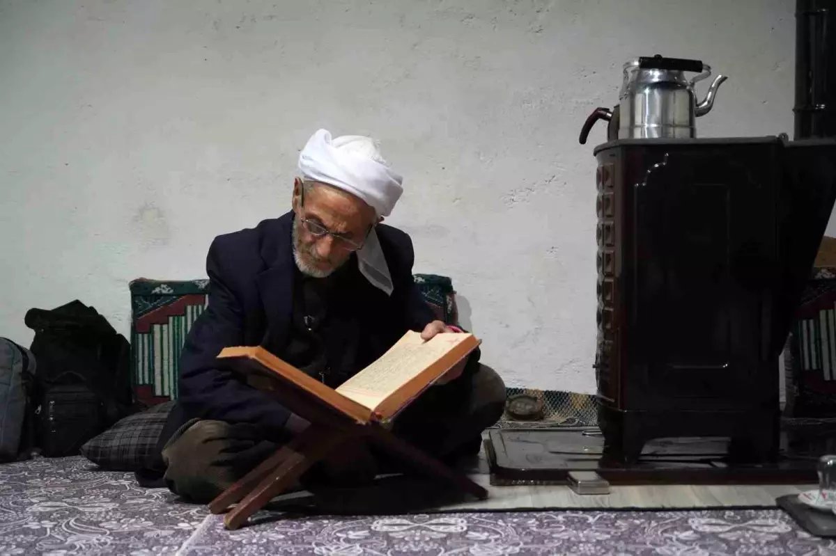 Muş'ta 86 yaşındaki Rüstem dede 50 yıldır sadece çay ve gofretle yaşamını sürdürüyor