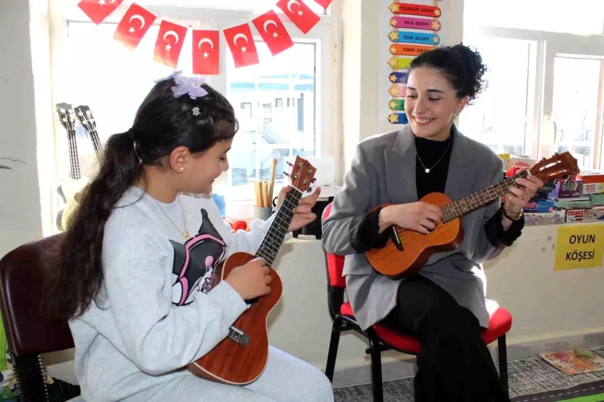 Tek öğretmen, dört öğrenci: Köy okuluna yürek ısıtan dokunuş
