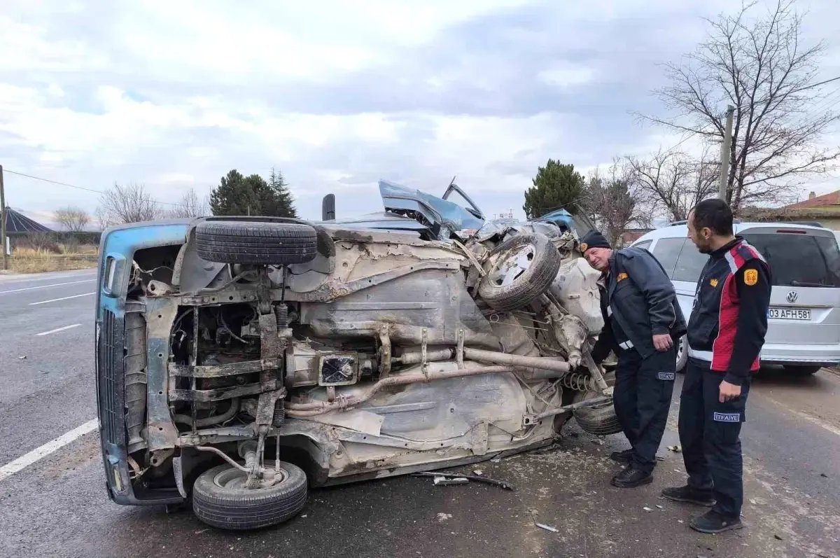 Biri Fiat Tofaş iki otomobilin çarpıştığı kazada 4 kişi yaralandı