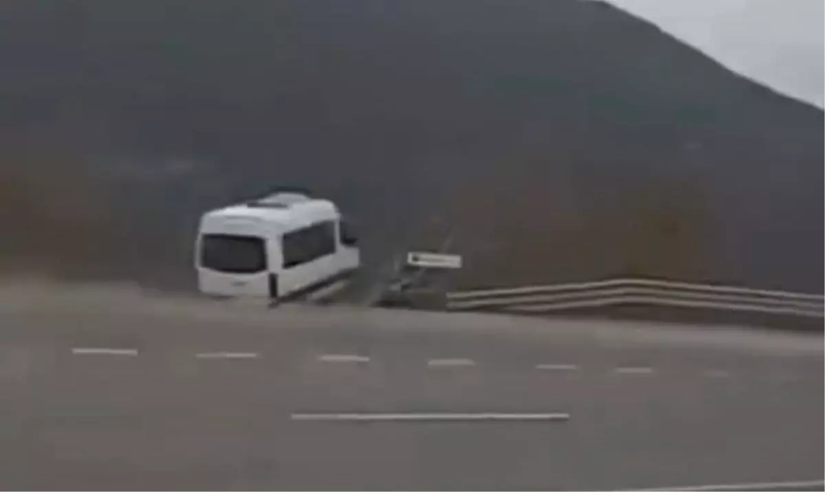 Minibüsün şarampole yuvarlandığı ölümlü kazanın görüntüleri ortaya çıktı