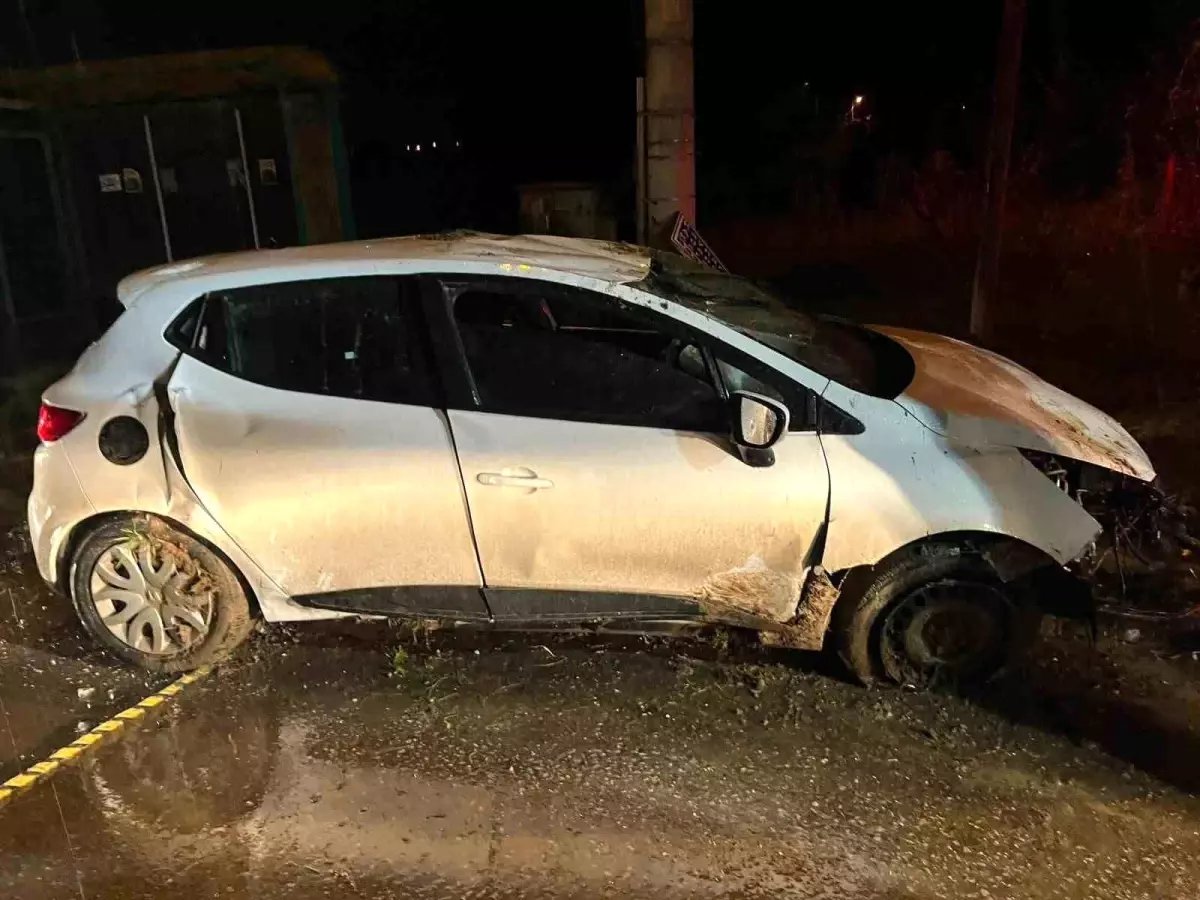 Sakarya'da takla atan otomobilde sıkışan sürücü yaralandı