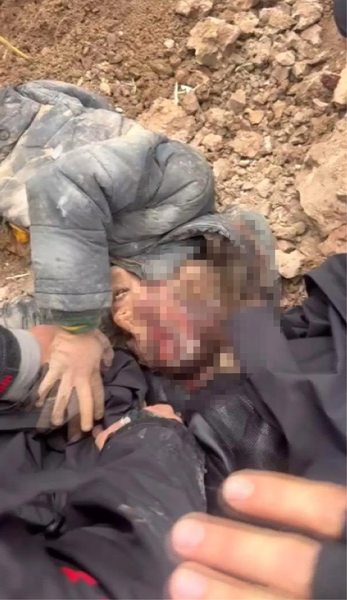 Dayısı tarafından dövülerek ölüme terk edilen çocuk kayaların altında yaralı halde bulundu