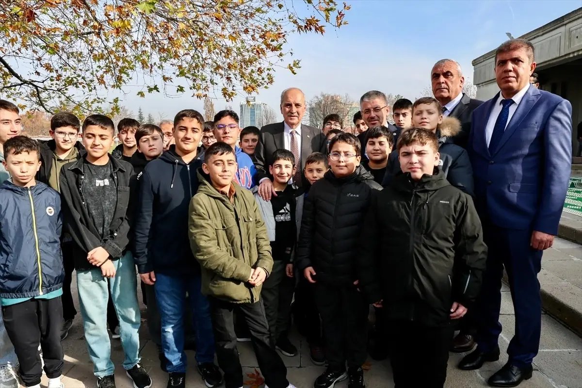 Milletvekili Çopuroğlu Meclis'te Kayseri'den gelen öğrencileri misafir etti