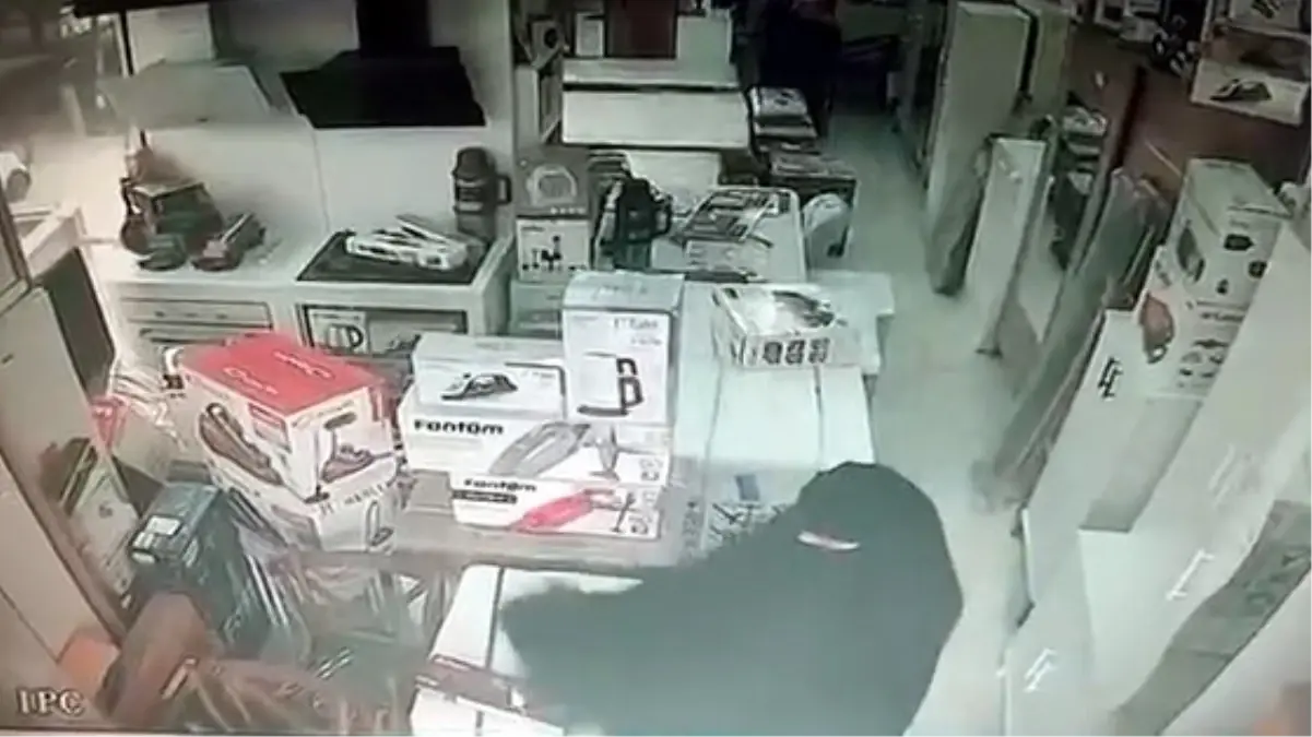 Avcılar'da Beyaz Eşya Mağazasından Hırsızlık