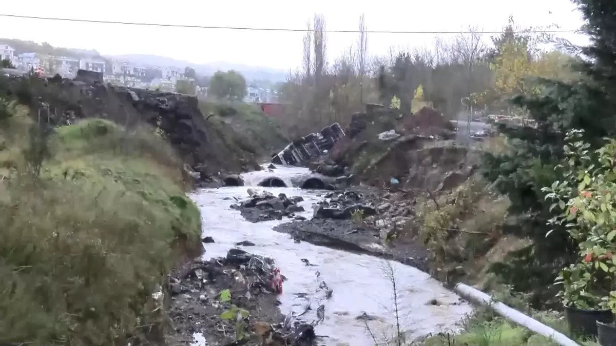 Sarıyer'de yol çöktü; araçlar dereye düştü - 1