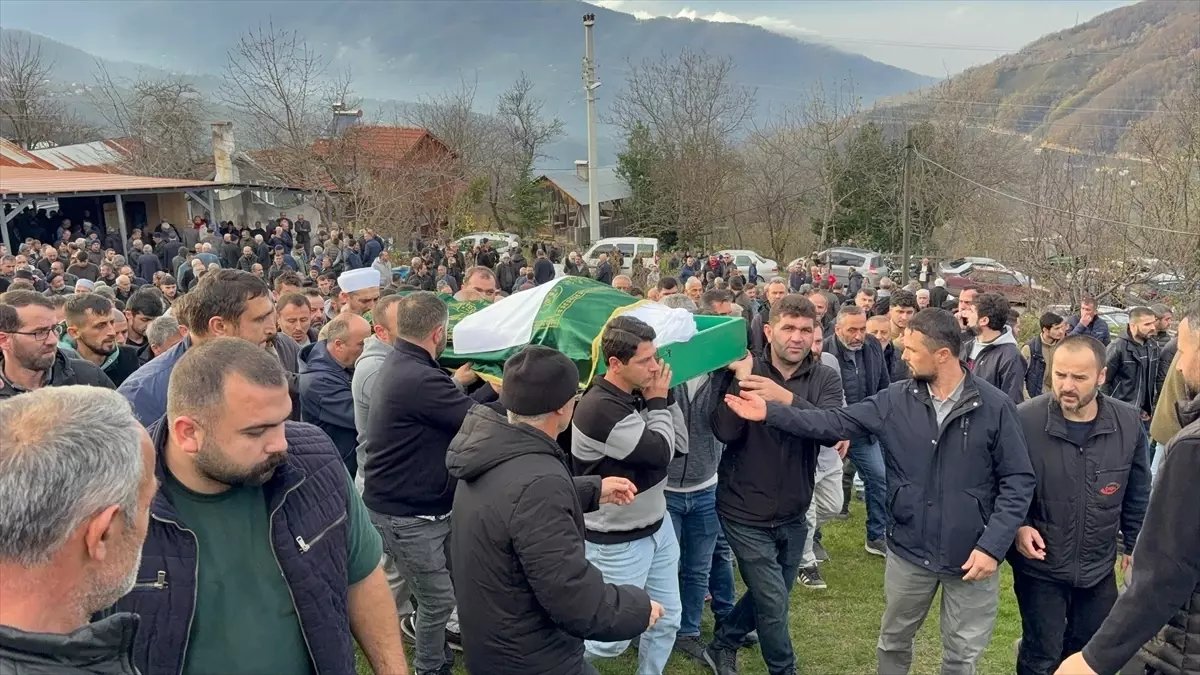 Sakarya'daki trafik kazasında hayatını kaybeden sürücünün cenazesi defnedildi