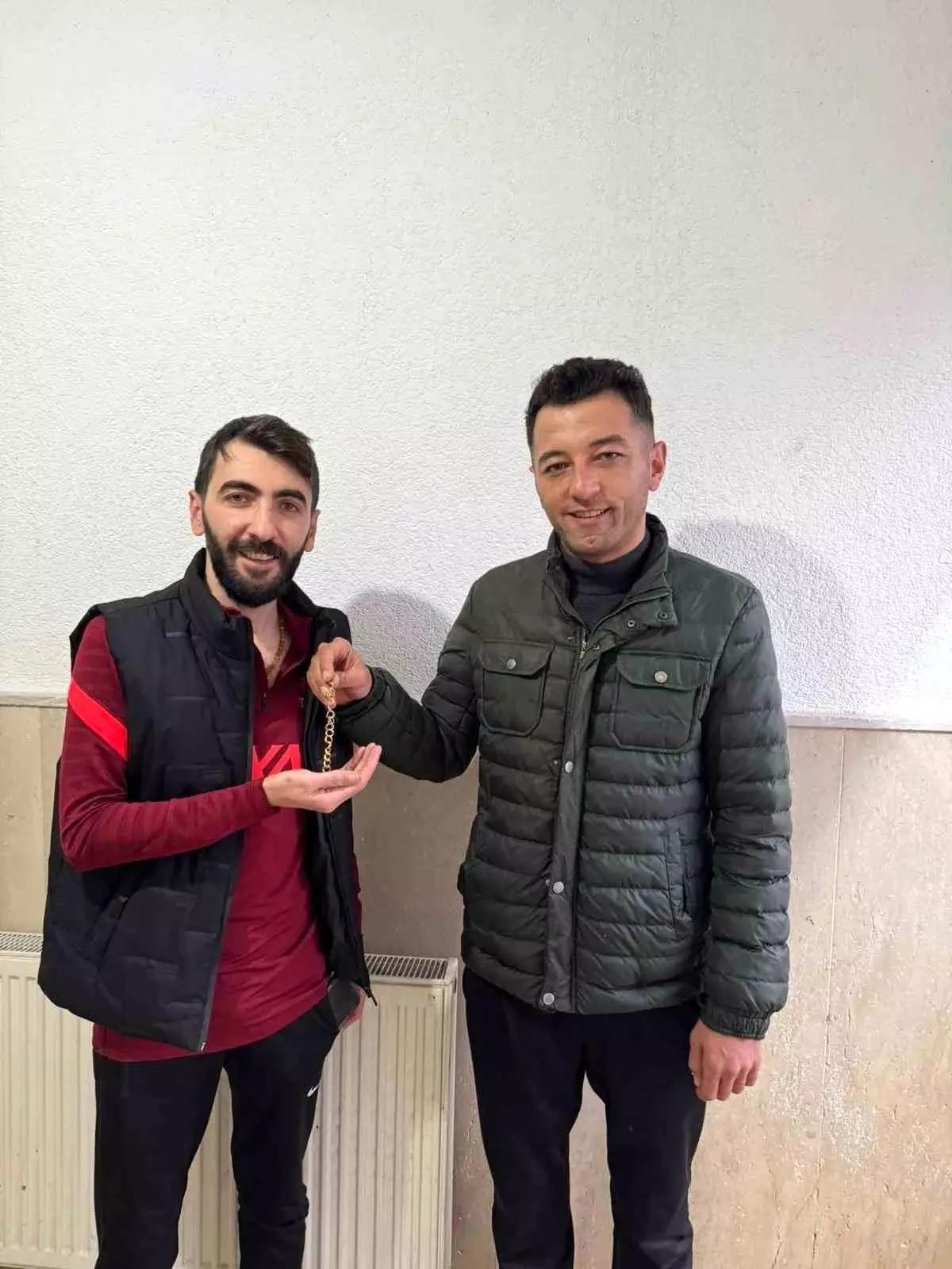 Ağrı'da kaybolan altın bileklik jandarma personeli tarafından sahibine teslim edildi