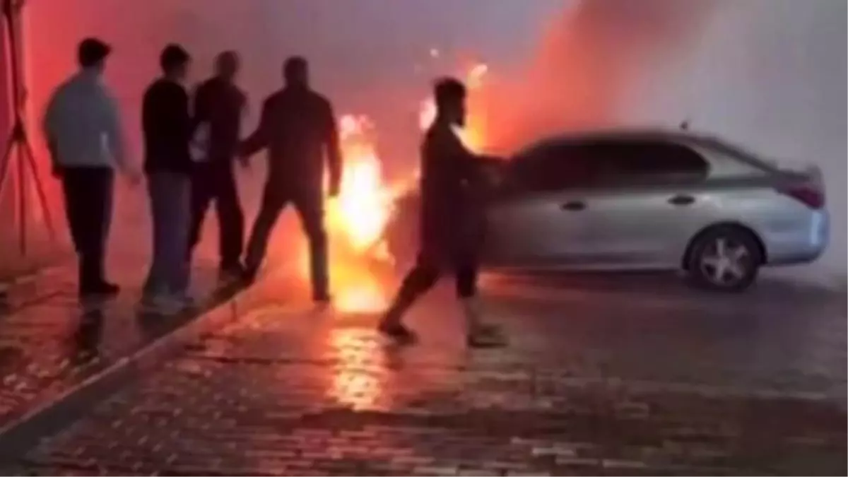 Gaziantep'te park halindeki otomobil alev alev yandı