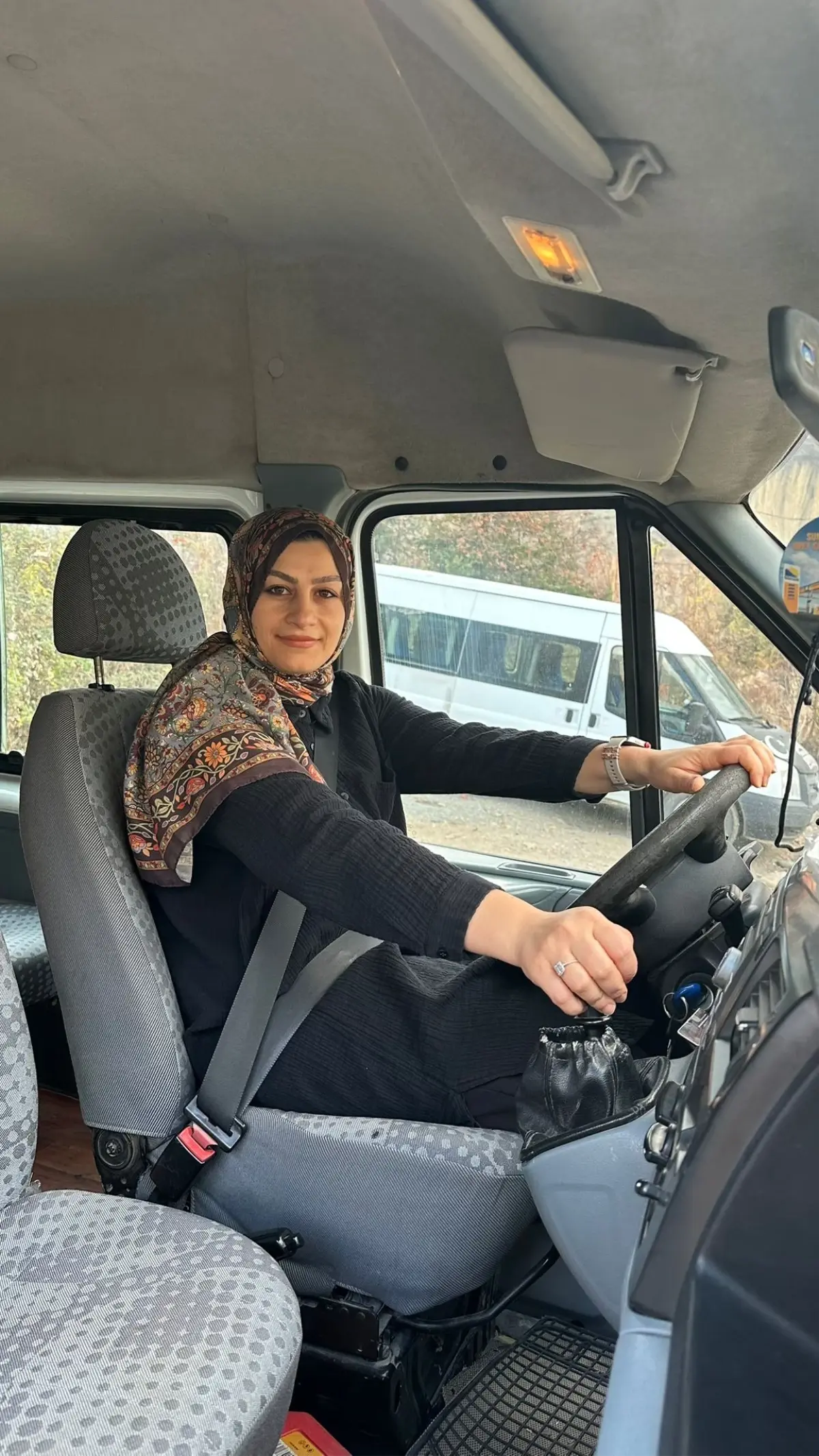 Kadın şoför, eşine destek olmak için 2 yıldır öğrenci servisinde çalışıyor