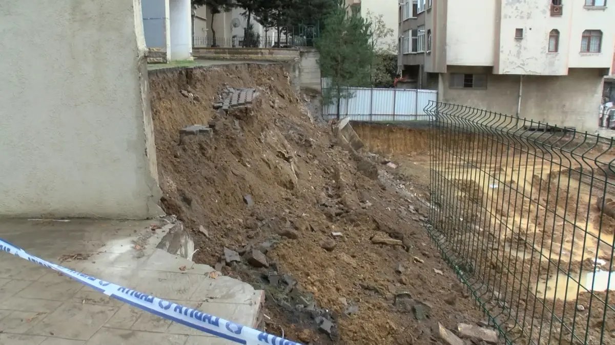 Kadıköy'de 5 katlı binanın istinat duvarı çöktü