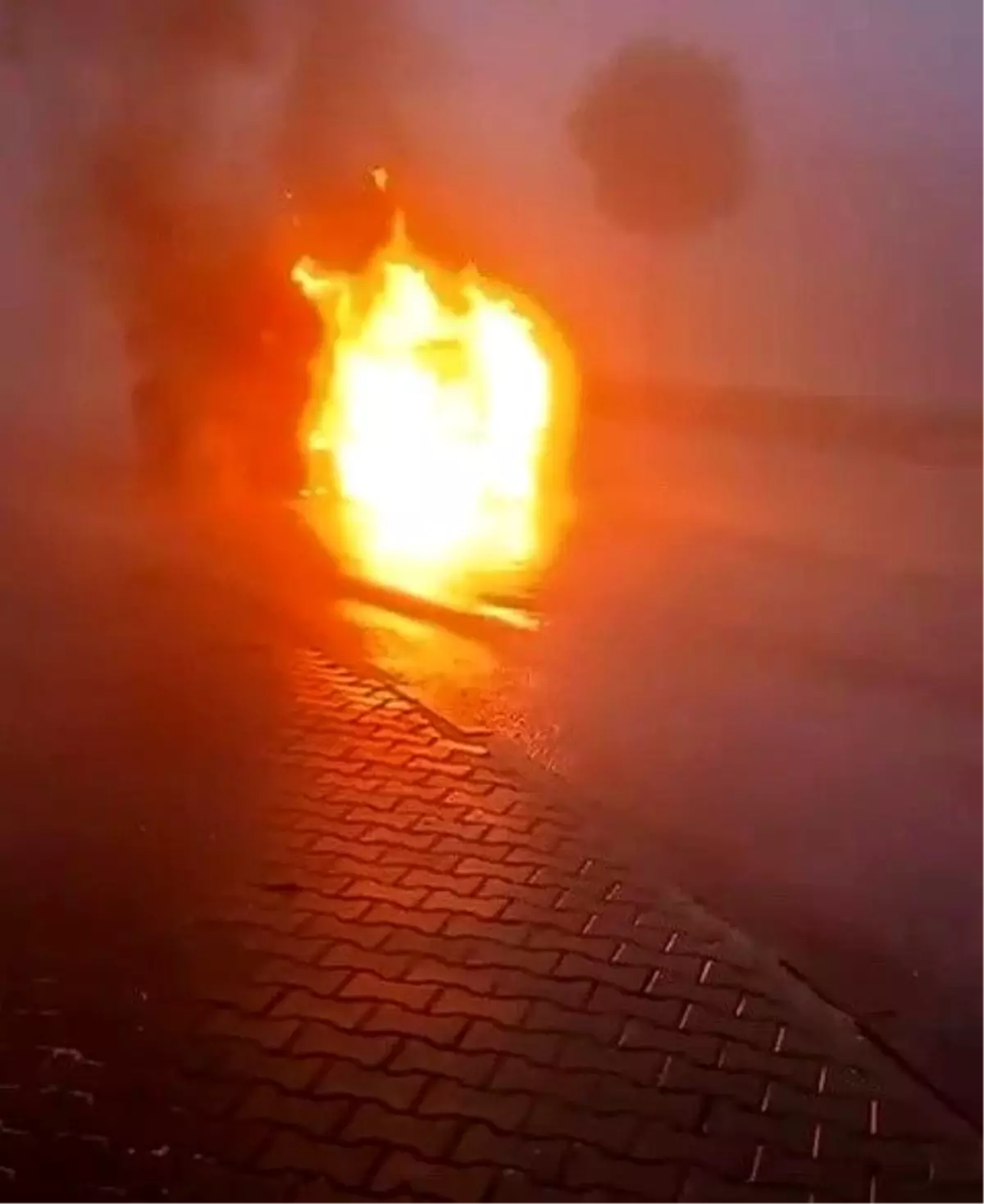 Seyir halindeki araç yanarak hurdaya döndü