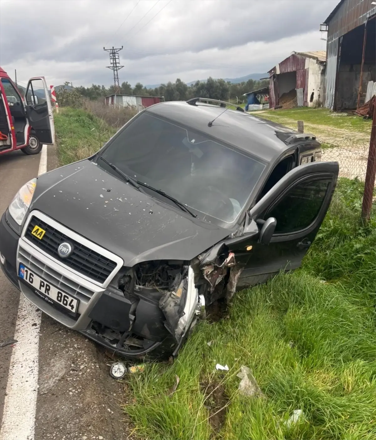 Balıkesir'de otomobil ile hafif ticari aracın çarpışması sonucu 3 kişi yaralandı