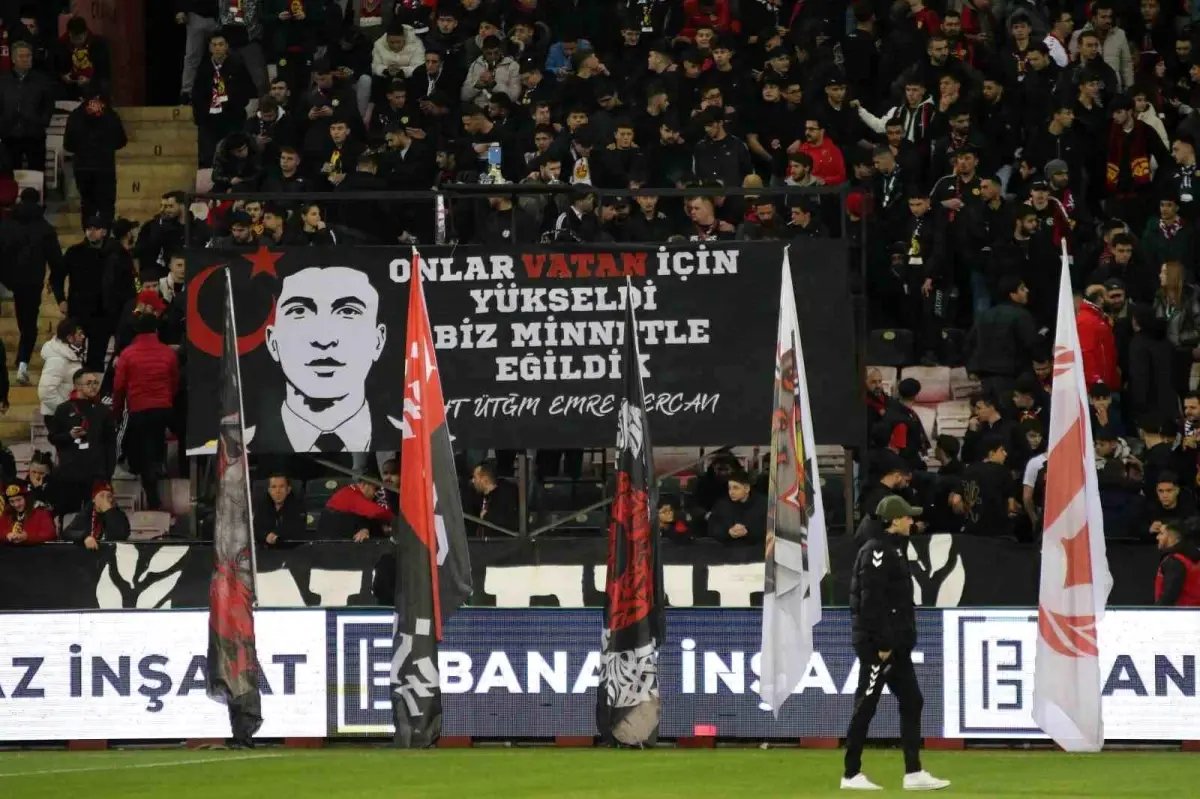 Es-Es taraftarı hava şehidi Emre Mercan'ı unutmadı