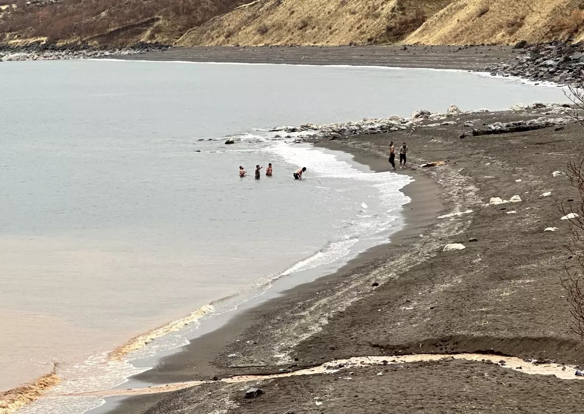 Bitlis'te Yağmur Kar Yağışına Dönüştü, Van Gölü'nde Serin Sulara Dalanlar Unutulmadı