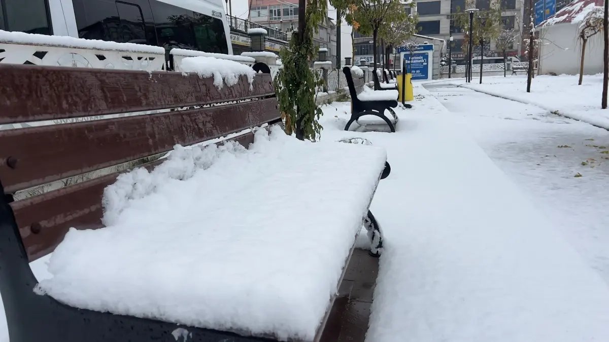 Hakkari'de 13 köy ve 30 mezra yolu kardan kapandı