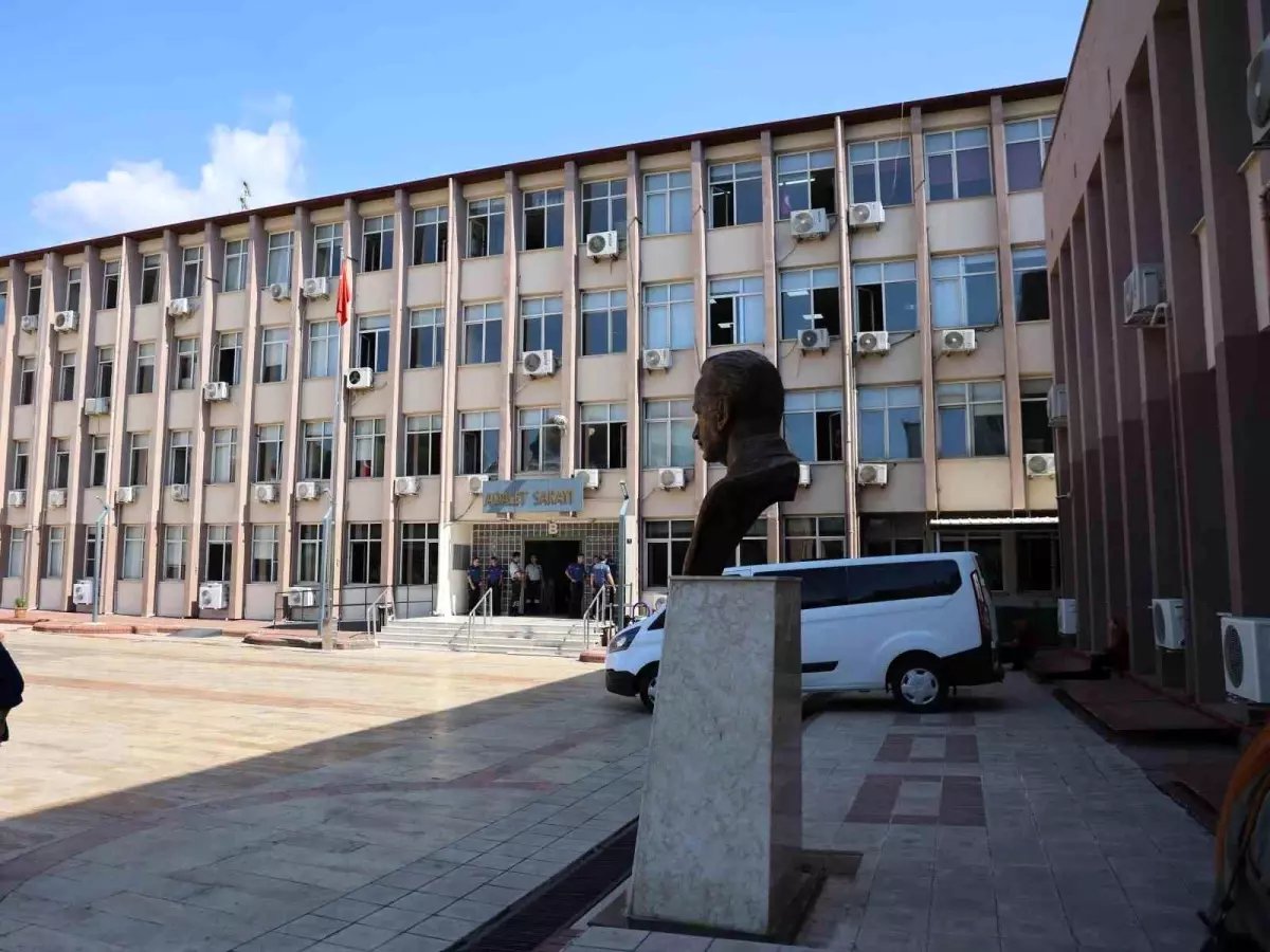 Eğlence mekanının önünde çıkan silahlı ve bıçaklı kavganın şüphelileri adliyeye sevk edildi