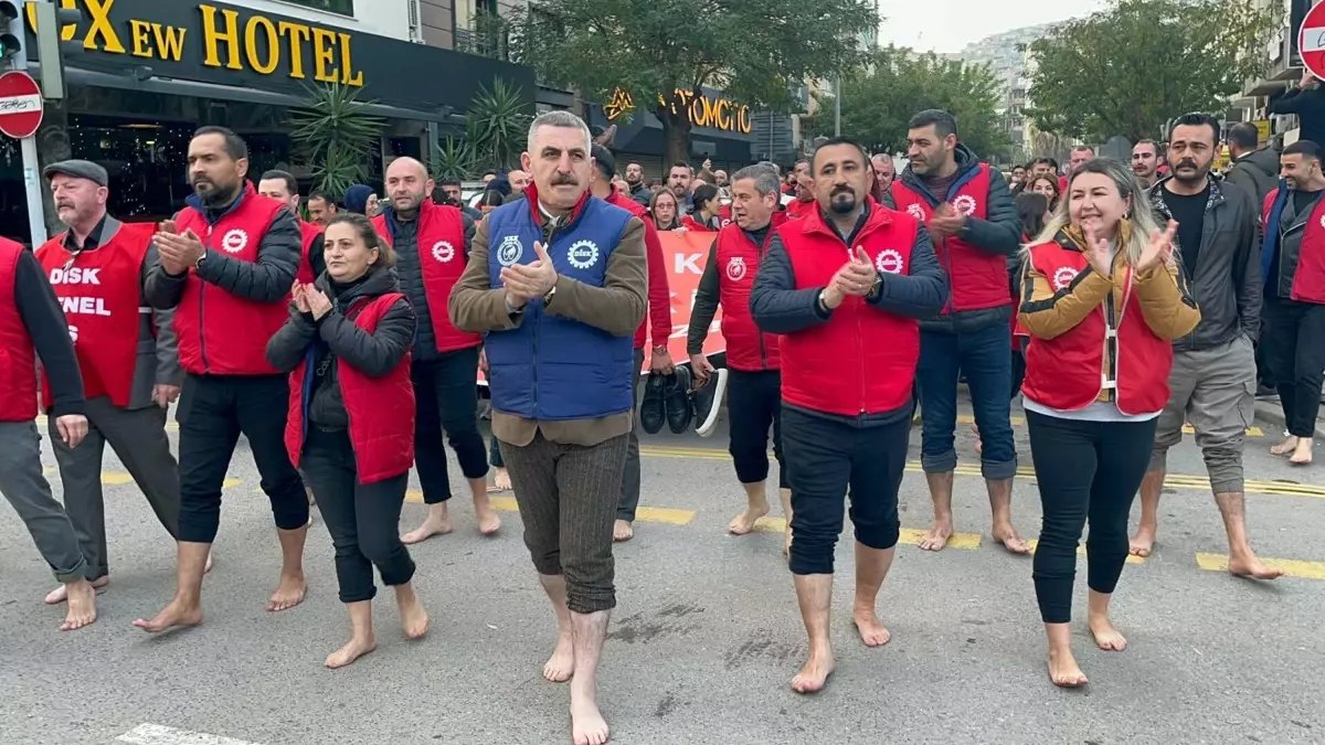 İzmir'de belediye işçileri 'çıplak ayakla' yürüdü