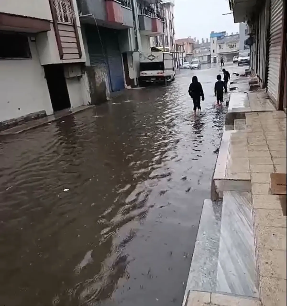 Adana'da Sağanak Yağış Yolları Göle Çevirdi