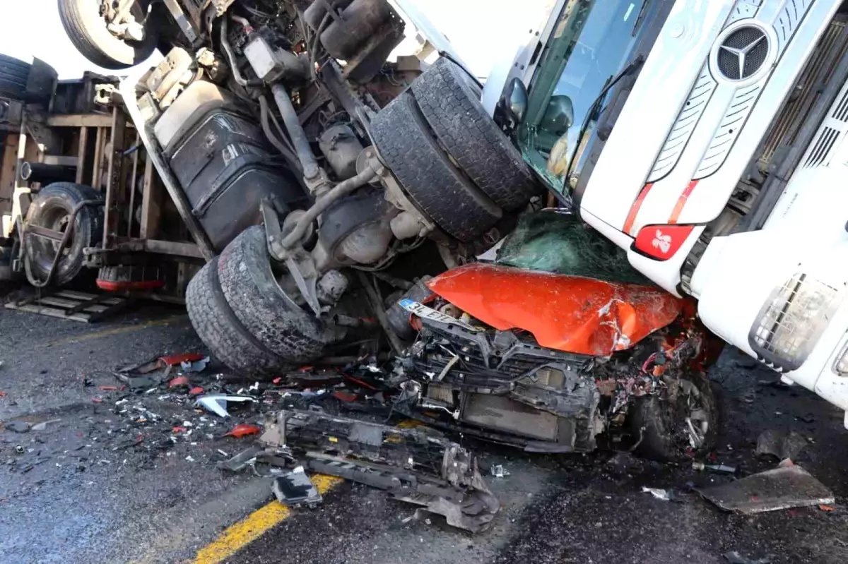 Posof'ta buzda kayan iki tır ve bir otomobil birbirine girdi: 1 yaralı