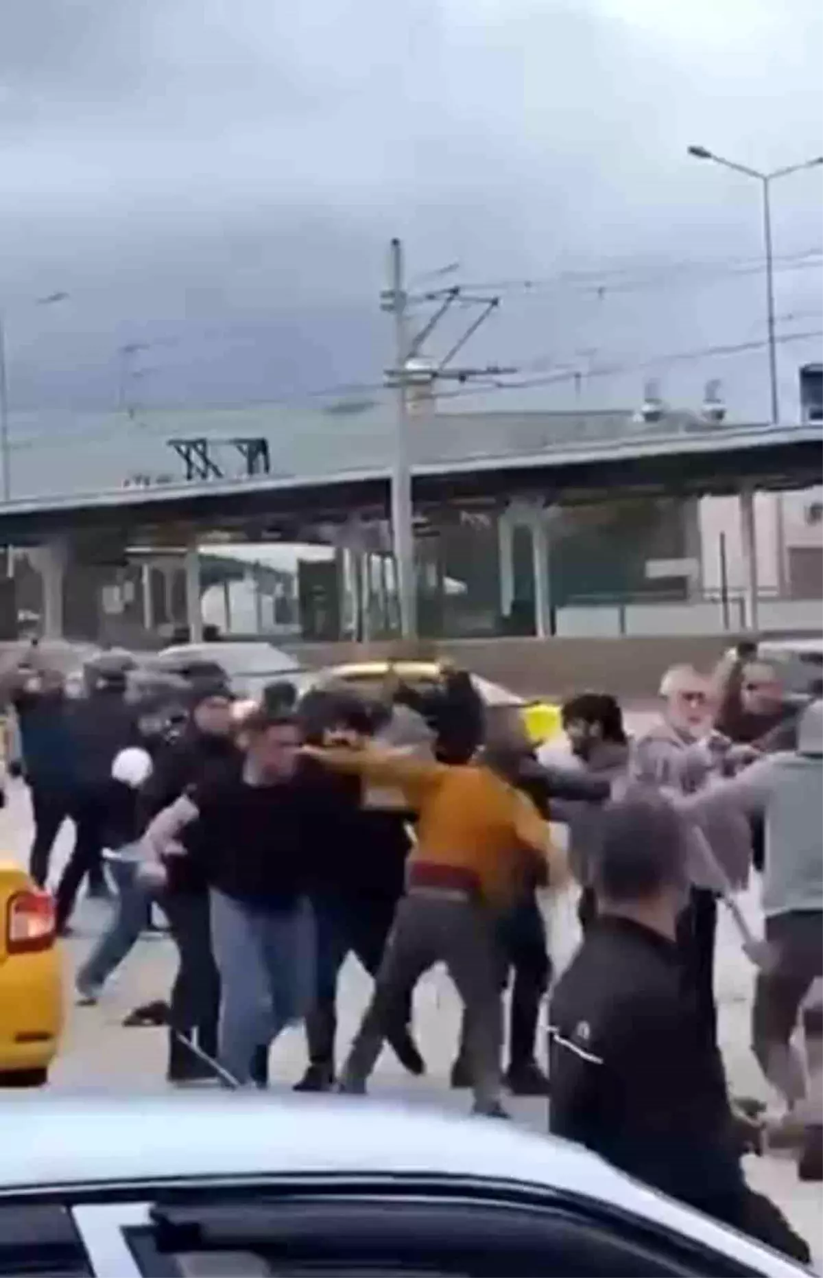 Bursa'da savaşı andıran kavga kamerada: Kimi kaskını miğfer yaptı, kimi sopayı kılıç gibi kullandı