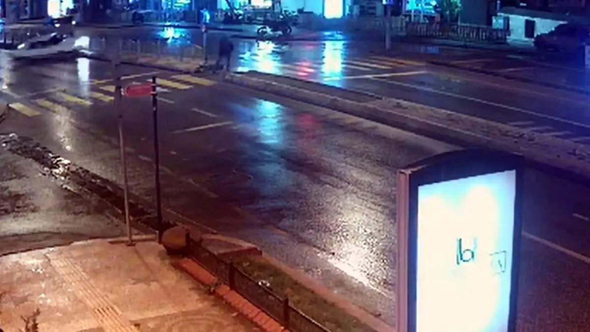 Alkollü ve ehliyetsiz sürücünün otomobili, karşı şeride geçip kaldırıma çıktı