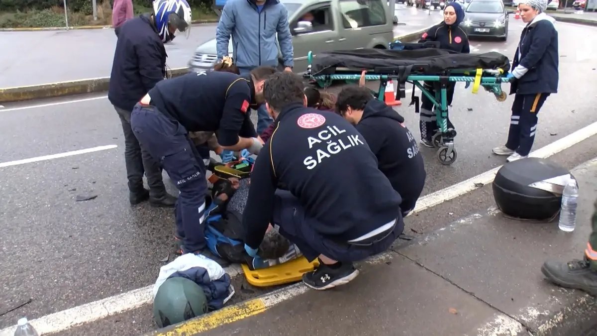 Ataşehir'de motosiklete çarpan otomobil takla attı: 2 yaralı