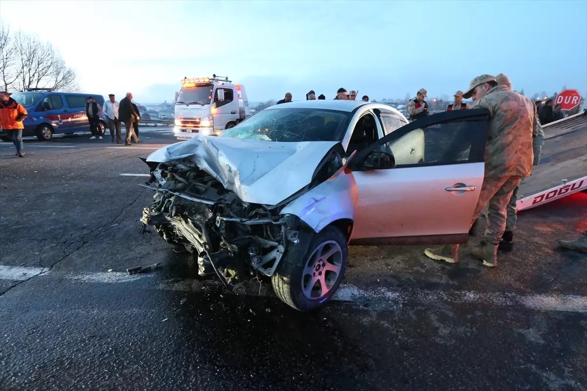 Kars'ta iki otomobilin çarpışması sonucu 6 kişi yaralandı