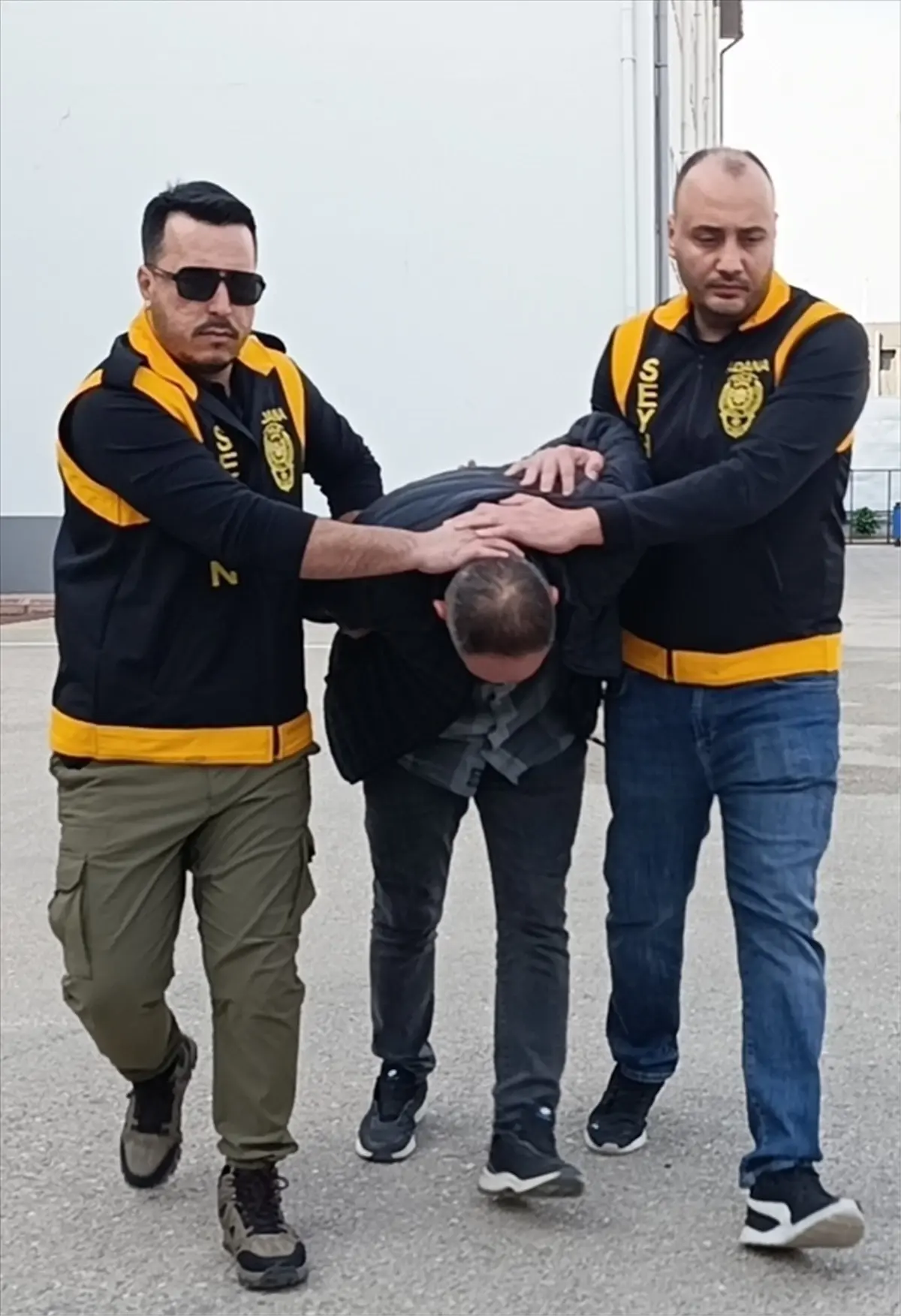 Adana'da evinde 2 silah, el bombası ve patlayıcı ele geçirilen zanlı tutuklandı