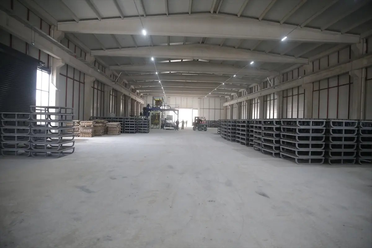 Niğde Belediye Başkanı Özdemir, belediyenin kilitli parke tesisinde incelemelerde bulundu