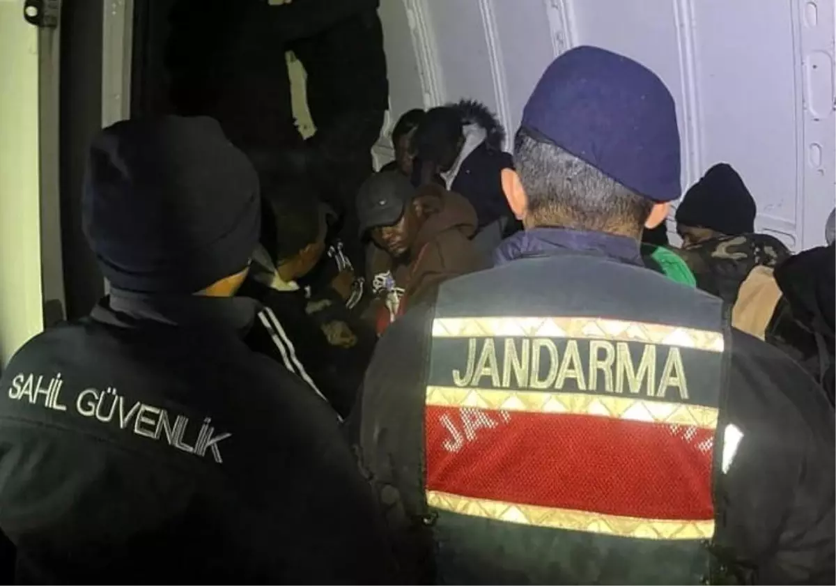 İzmir'de 27 düzensiz göçmen ve 4 göçmen kaçakçısı yakalandı