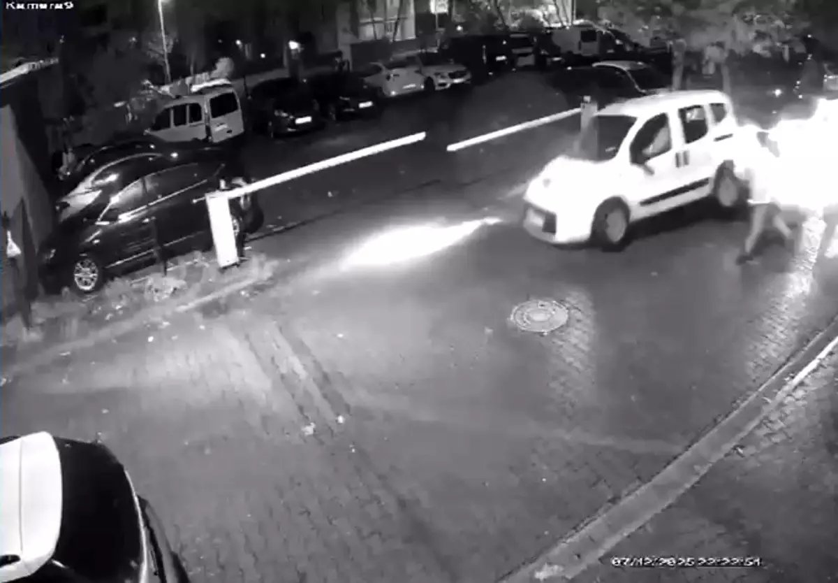 Pendik'te direksiyon hakimiyetini kaybeden sürücü ortalığı birbirine kattı