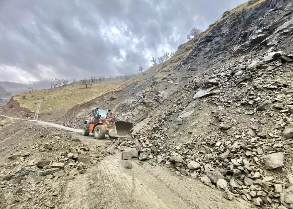 Batman'da heyelan nedeniyle kapanan yollar açıldı