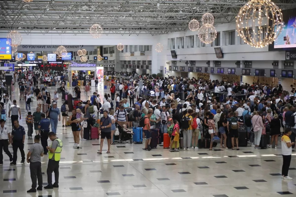 Antalya Havalimanı'nda 'kasım' trafiği; 1,7 milyon yolcuya hizmet verildi