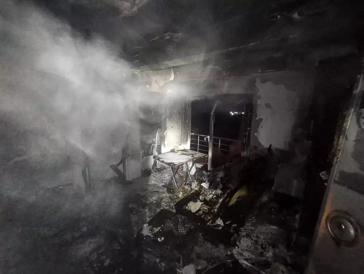 Elektrik kontağından çıkan yangında alevlere teslim olan ev kullanılmaz hale geldi