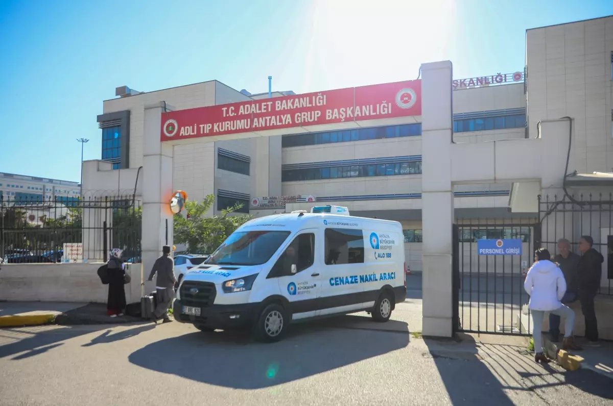 Antalya'da Motosiklet Kazası: 17 Yaşındaki Genç Hayatını Kaybetti