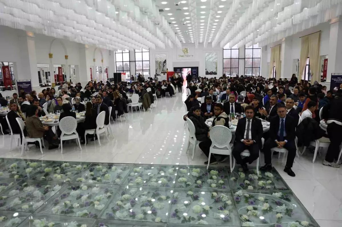 Sivas'ta öğrenciler, meslek sektörleri temsilcileri ile buluştu