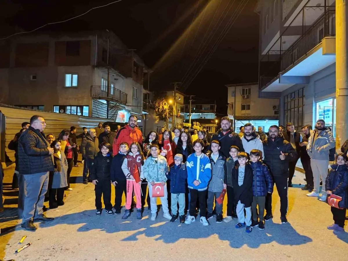 Dünya şampiyonu Zehra'yı mahalle sakinleri törenle karşıladı