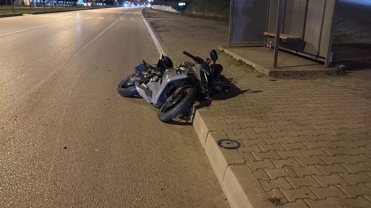Hafif ticari araç ile motosiklet çarpıştı; 2 yaralı