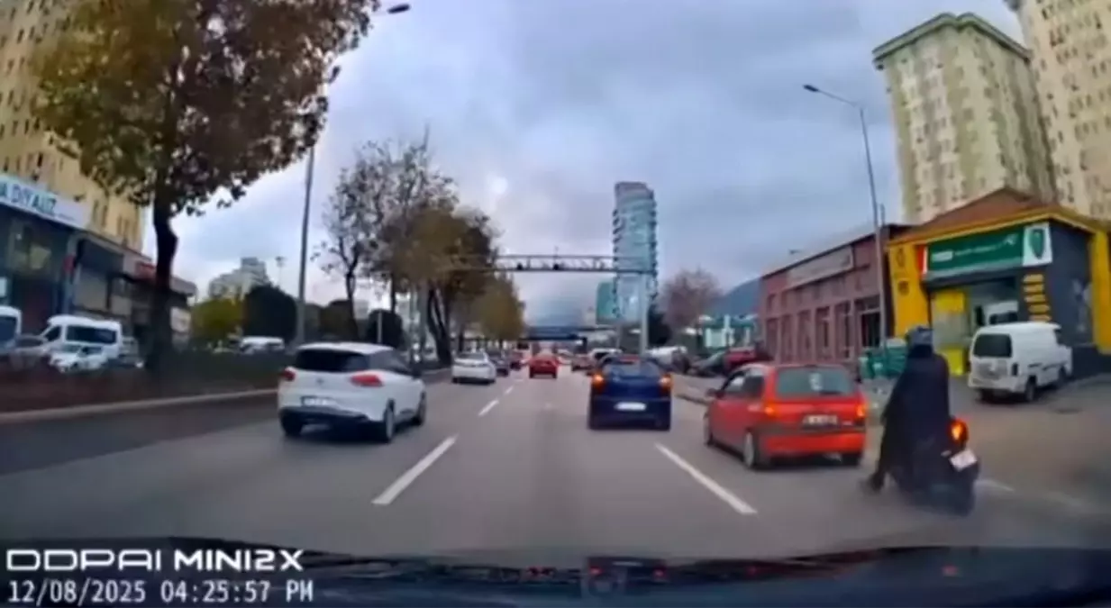 Motorcunun ölümden döndüğü anlar kamerada