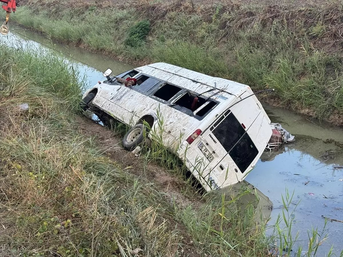 Adana'da sulama kanalına devrilen minibüsteki 18 kişi yaralandı