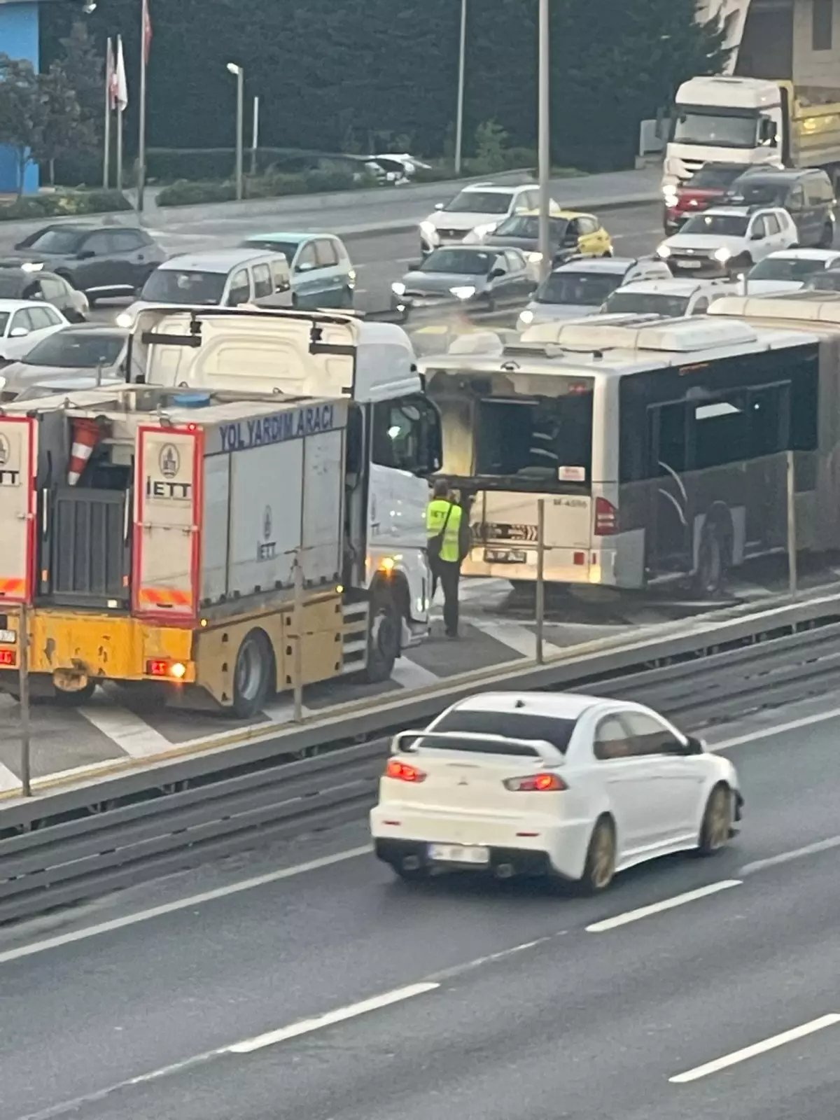 Florya'da metrobüste yangın çıktı -1