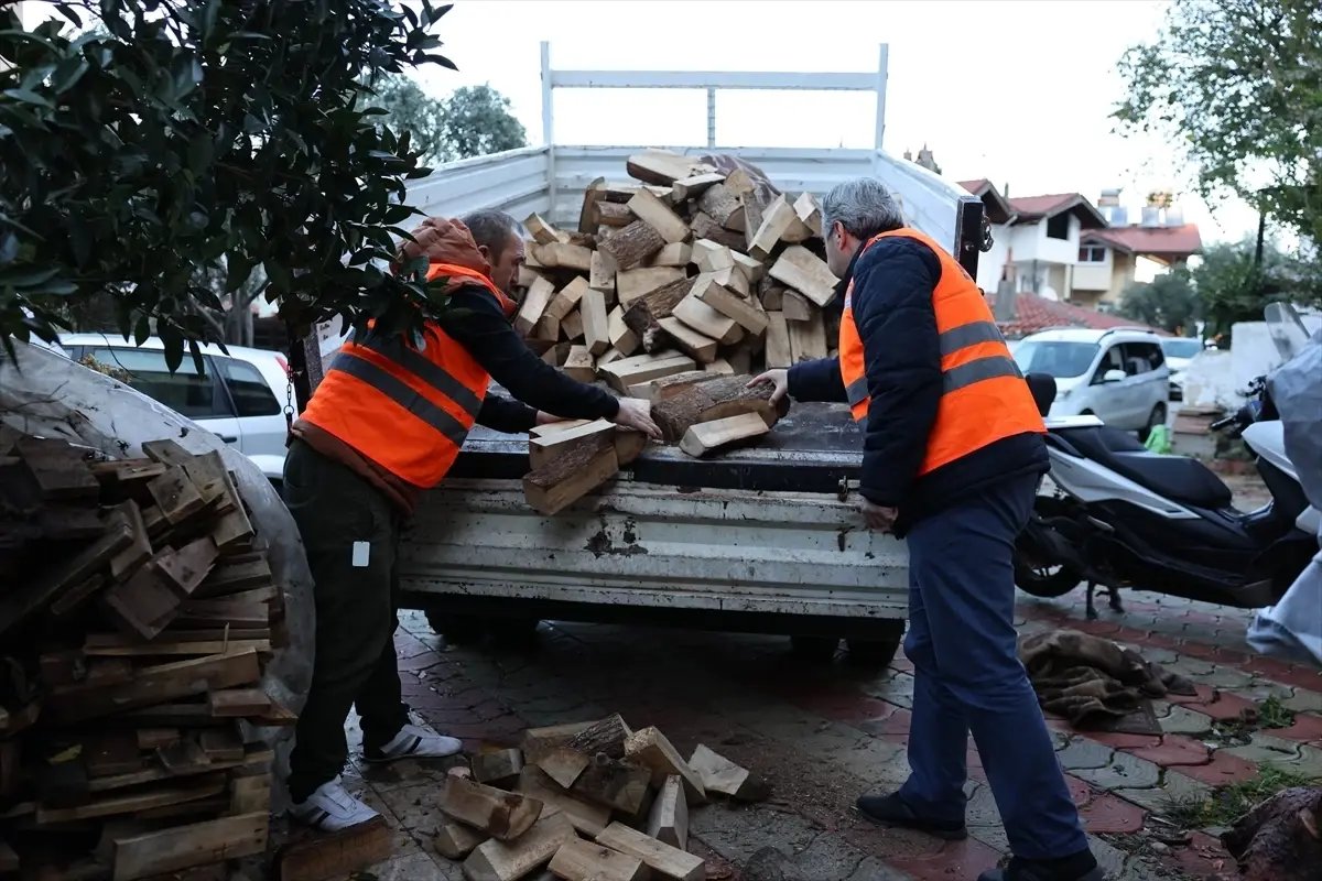 Marmaris'te ihtiyaç sahibi ailelere yakacak yardımı yapıldı