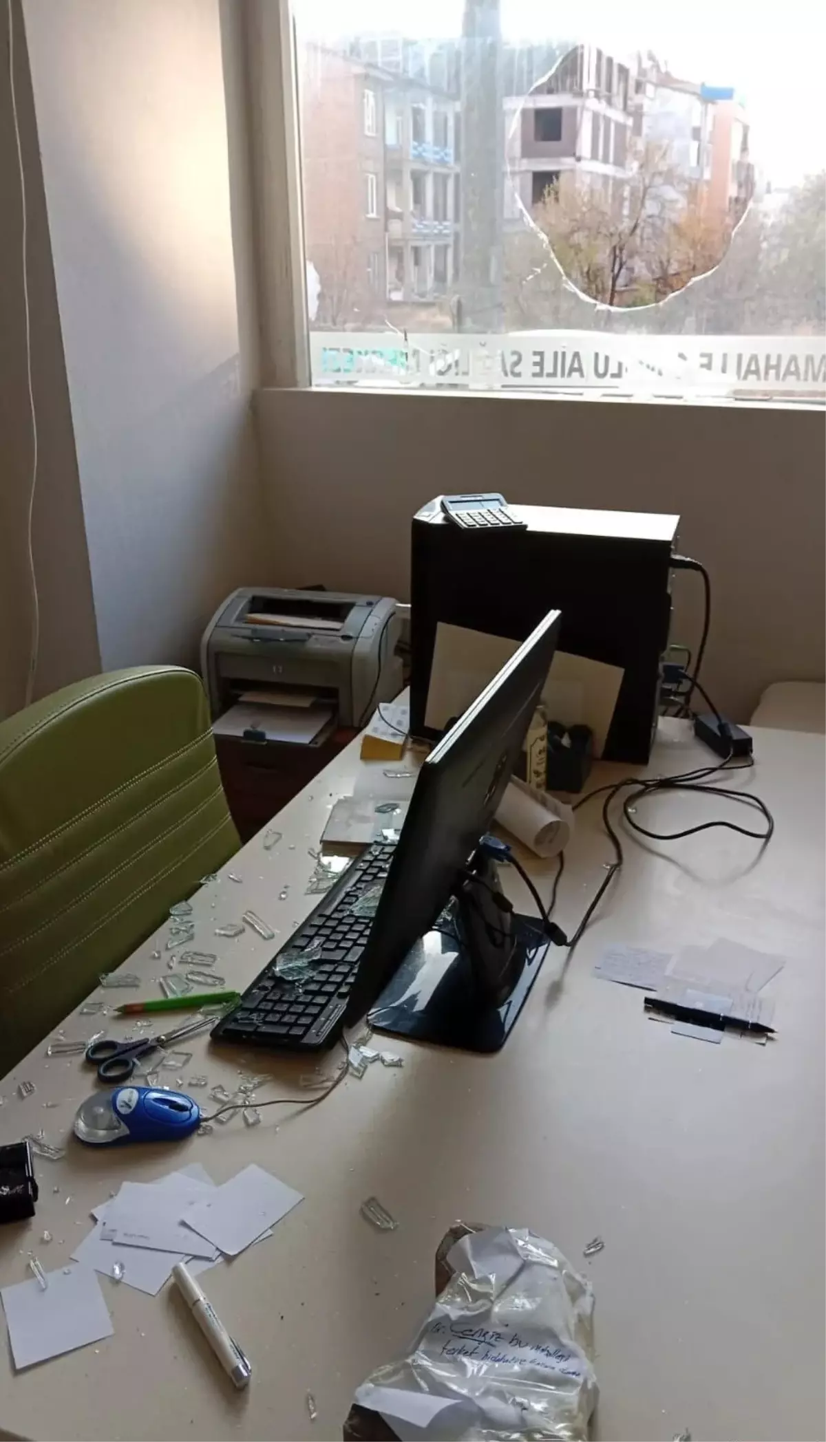 Aile Sağlığı Merkezi'ne taşla saldıran şüphelilerden doktora tehdit mesajı