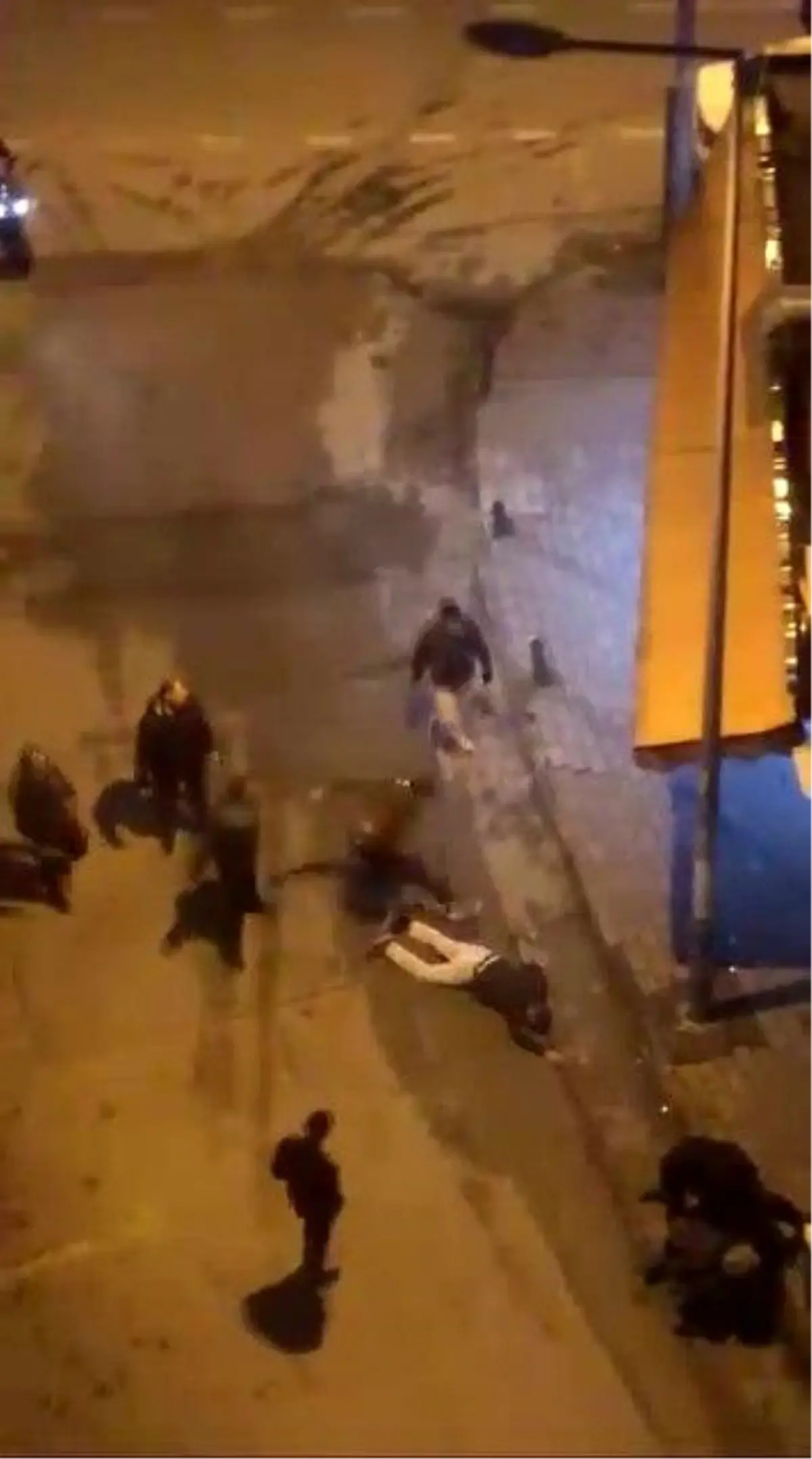 Laf attığı kişiler tarafından böyle darp edildi… Dövmekle yetinmediler, yerde tekmelediler