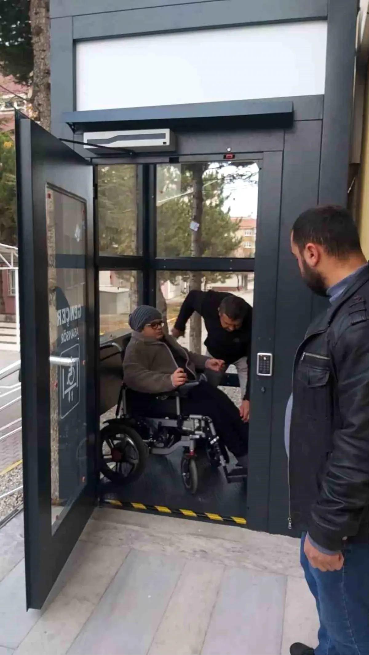 Okuldaki asansör engelini vali kaldırdı