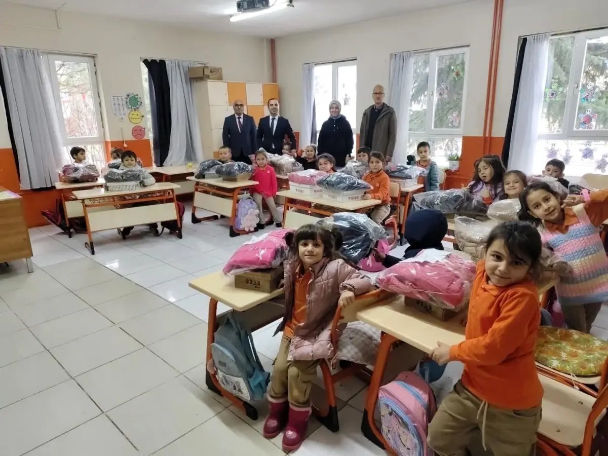 Bilecikli hayırseverden öğrencilere mont ve bot desteği